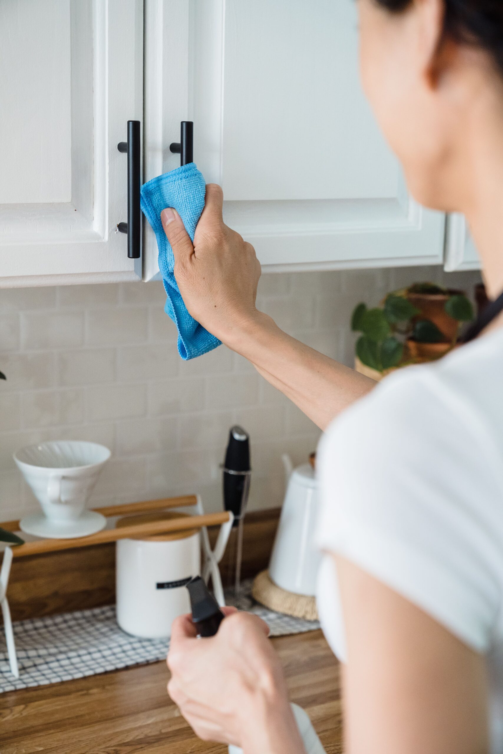 Cleaning greasy kitchen cabinets naturally with baking soda